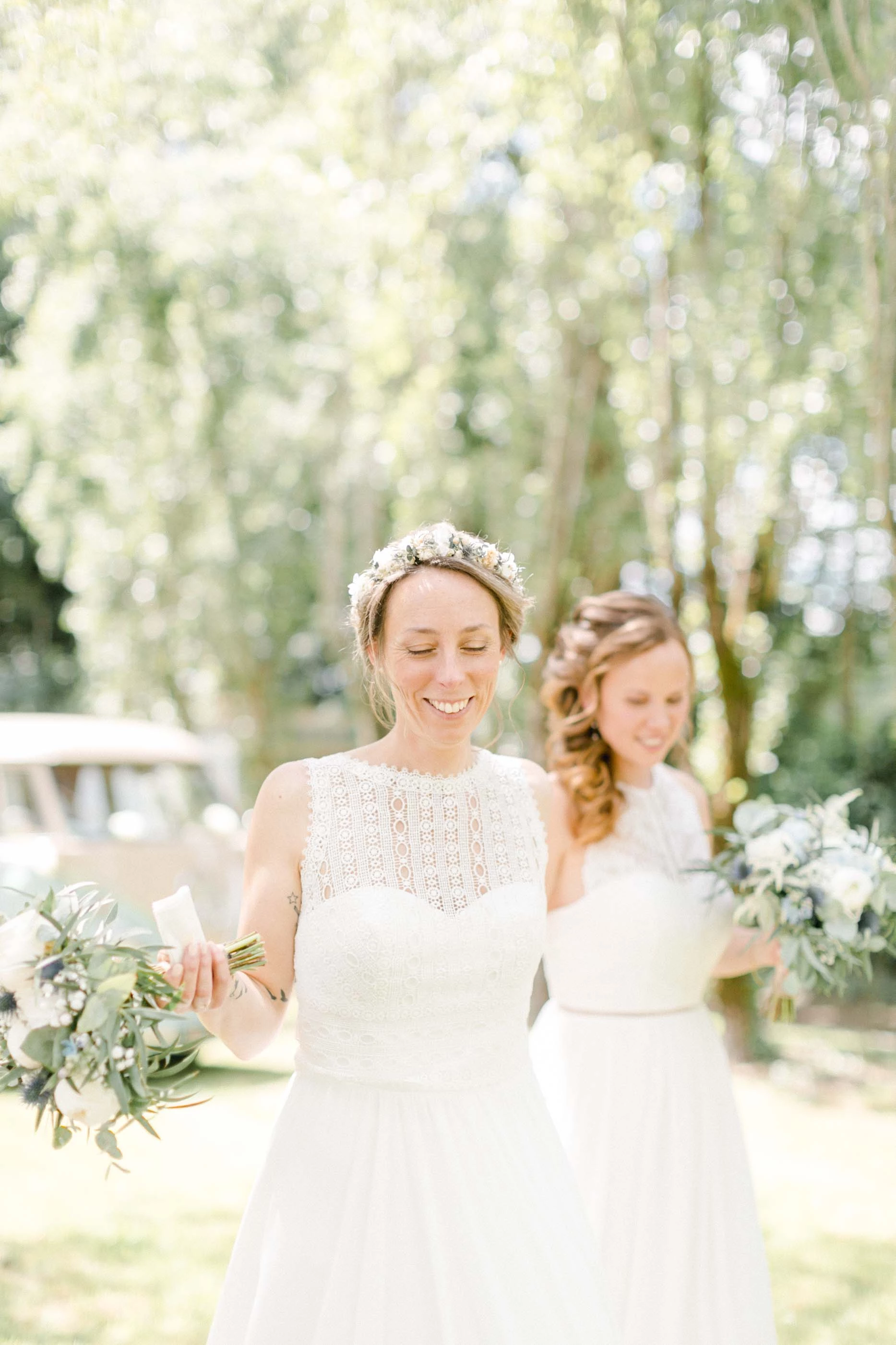 bonheur sourire robe gris marron